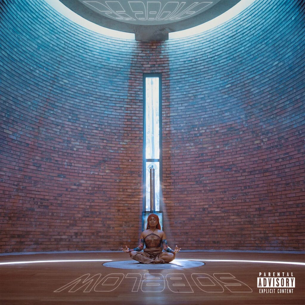 Capa do álbum As Above, So Below de Sampa the Great com a artista sentada em posição de meditação num espaço circular de tijolos.