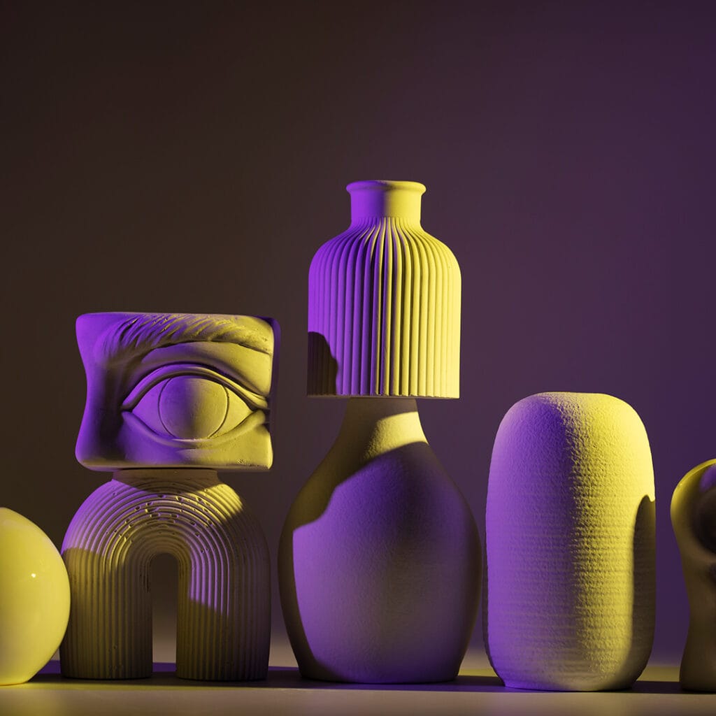 Composição artística de esculturas decorativas sob iluminação dramática, ilustrando a tensão estética entre Minimalismo vs Maximalismo.