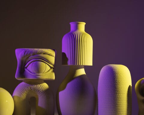 Composição artística de esculturas decorativas sob iluminação dramática, ilustrando a tensão estética entre Minimalismo vs Maximalismo.