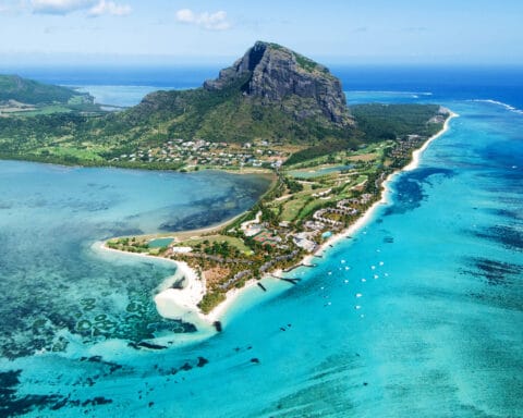 Vista aérea da Península de Le Morne, na Ilha Maurícia, com praias paradisíacas e mar azul-turquesa — um dos principais destinos de luxo em África.