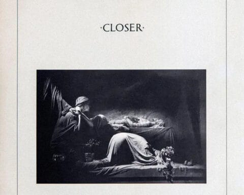Capa do álbum “Closer” da banda Joy Division, com imagem monocromática de uma escultura fúnebre em tom melancólico.