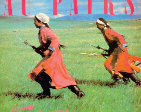 Capa do álbum Playing with a Different Sex dos Au Pairs com duas figuras a correr num campo.