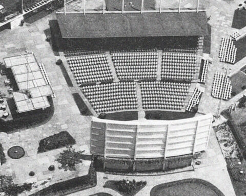 Vista aérea do Cinema Miramar em Luanda com anfiteatro ao ar livre.
