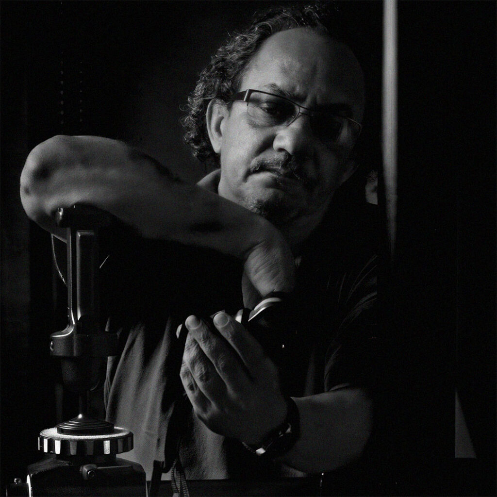Fotógrafo a trabalhar com equipamento de estúdio em retrato a preto e branco