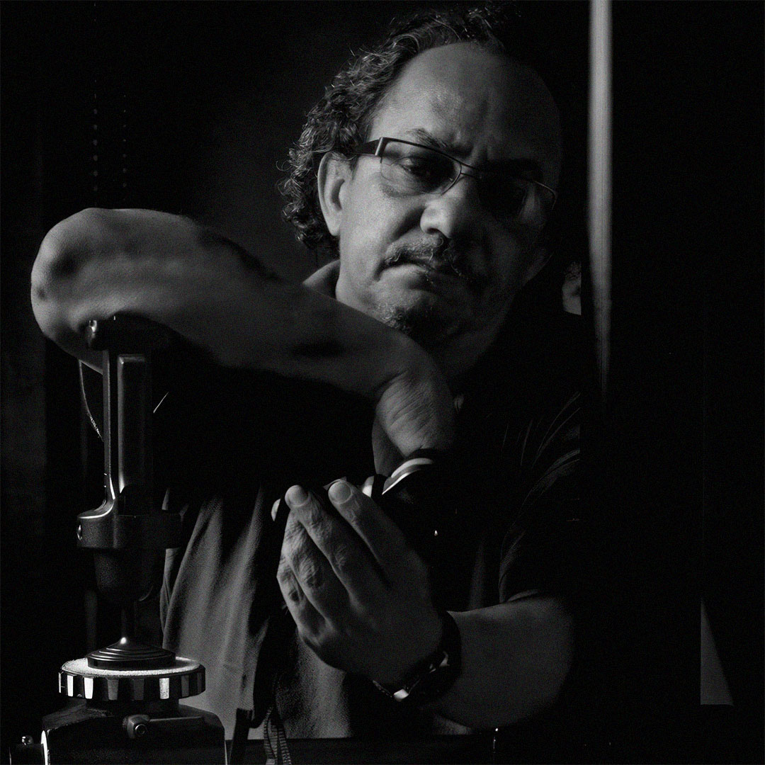 Fotógrafo a trabalhar com equipamento de estúdio em retrato a preto e branco
