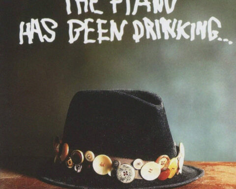 Capa do álbum The Piano Has Been Drinking associada a Tom Waits com chapéu preto.
