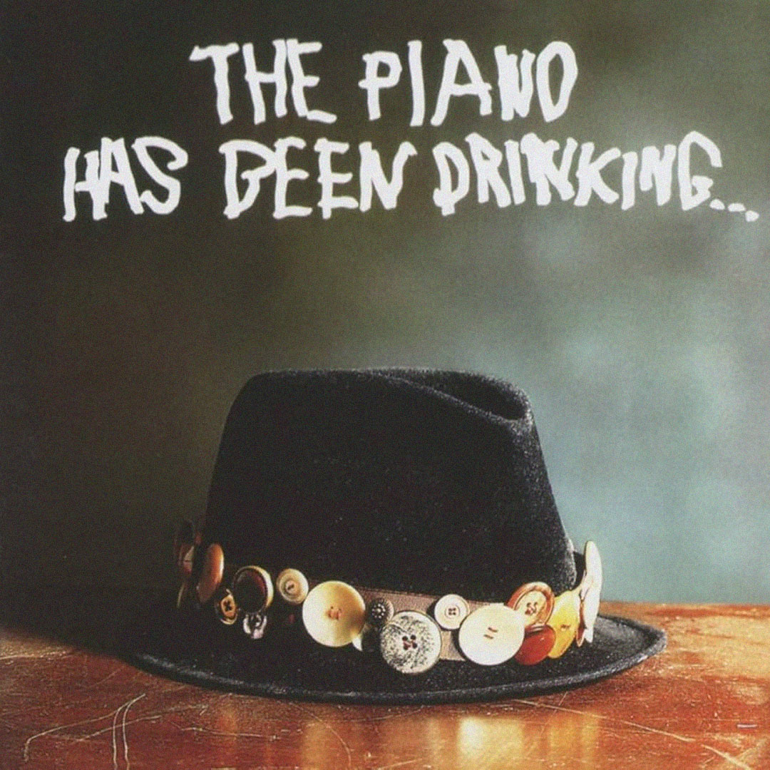 Capa do álbum The Piano Has Been Drinking associada a Tom Waits com chapéu preto.