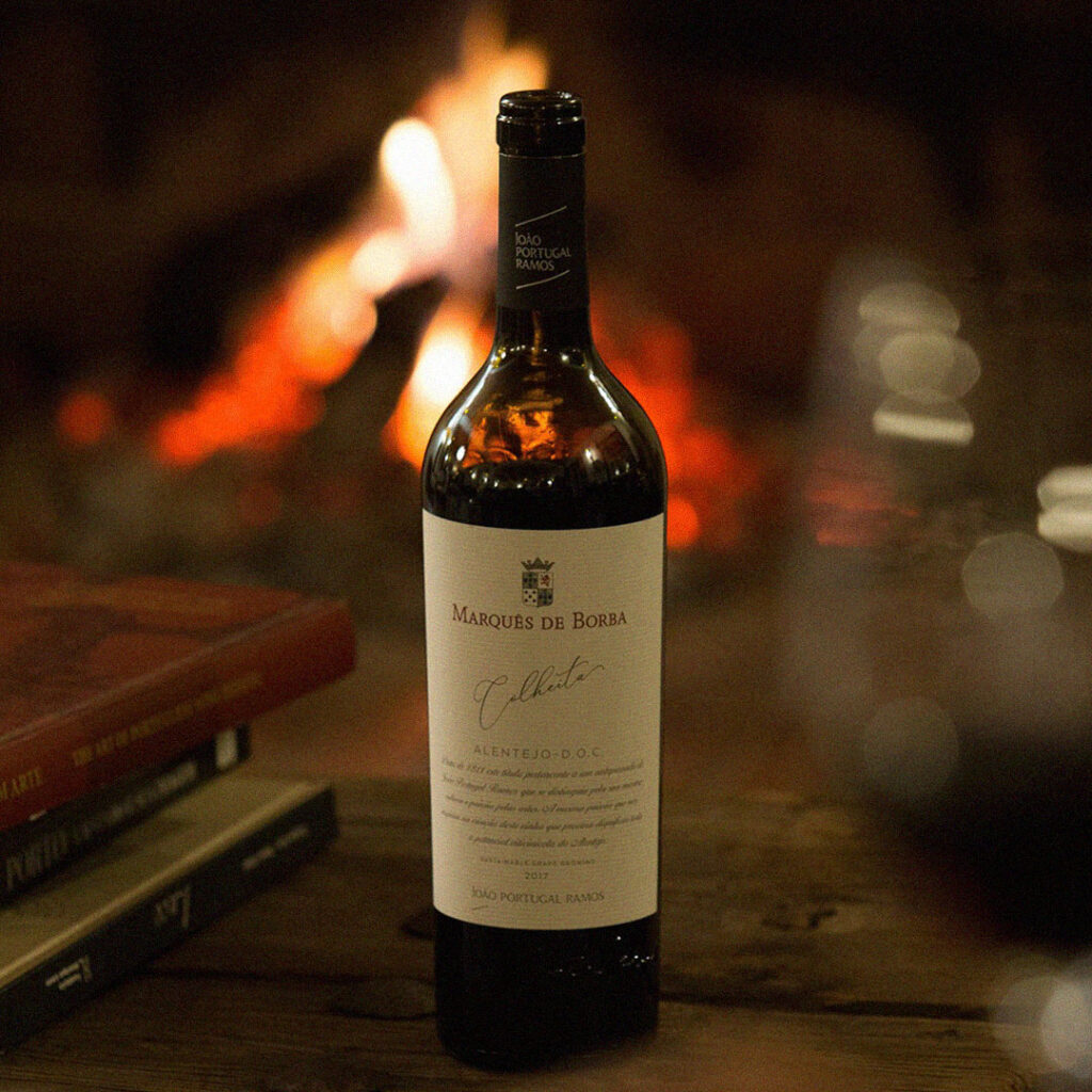 Garrafa de vinho Marquês de Borba de João Portugal Ramos junto a lareira.