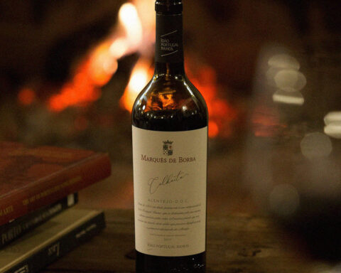 Garrafa de vinho Marquês de Borba de João Portugal Ramos junto a lareira.