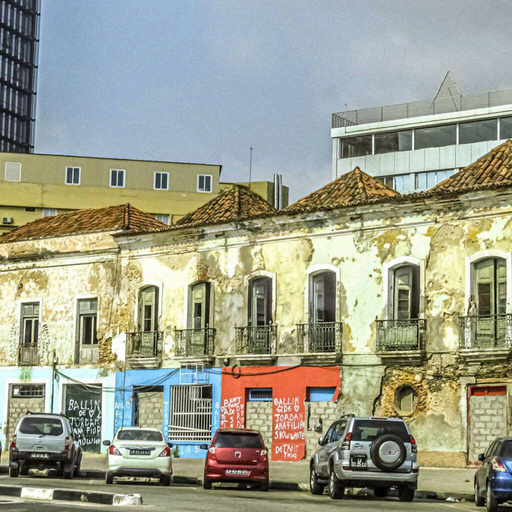 Antigo edifício do Café Baleizão em Luanda, visto numa fotografia histórica a preto e branco do centro da cidade.