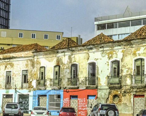 Antigo edifício do Café Baleizão em Luanda, visto numa fotografia histórica a preto e branco do centro da cidade.