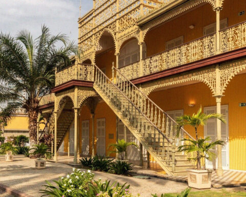 Fachada do Palácio de Ferro em Luanda com estrutura metálica decorativa.