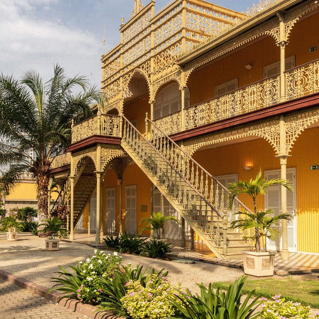 Fachada do Palácio de Ferro em Luanda com estrutura metálica decorativa.