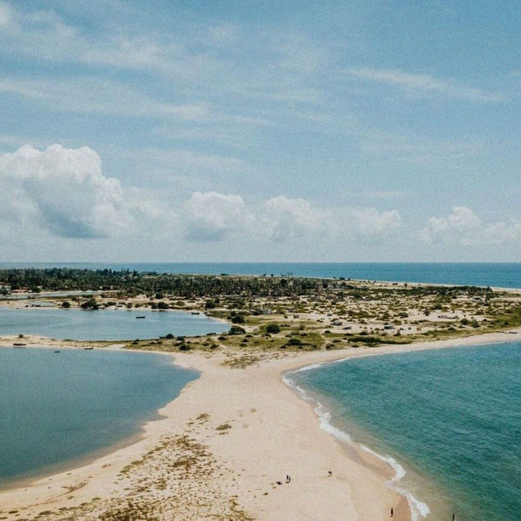 Vista aérea da península do Mussulo com praia, mar e lagoa.