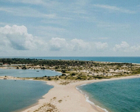 Vista aérea da península do Mussulo com praia, mar e lagoa.
