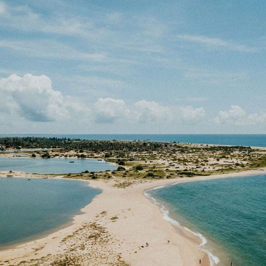 Vista aérea da península do Mussulo com praia, mar e lagoa.